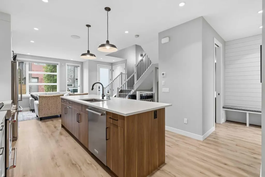 2009 12 Street NW Calgary AB T2M 4R3