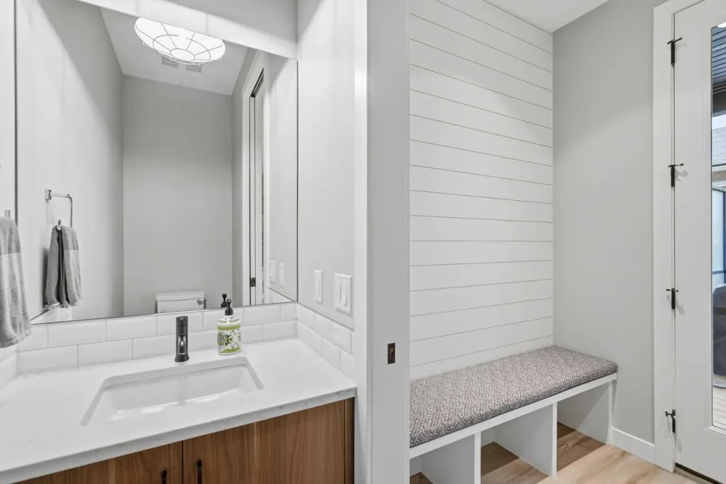 2009 12 Street NW Calgary AB T2M 4R3