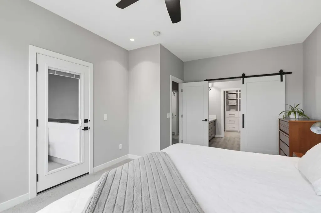 2009 12 Street NW Calgary AB T2M 4R3