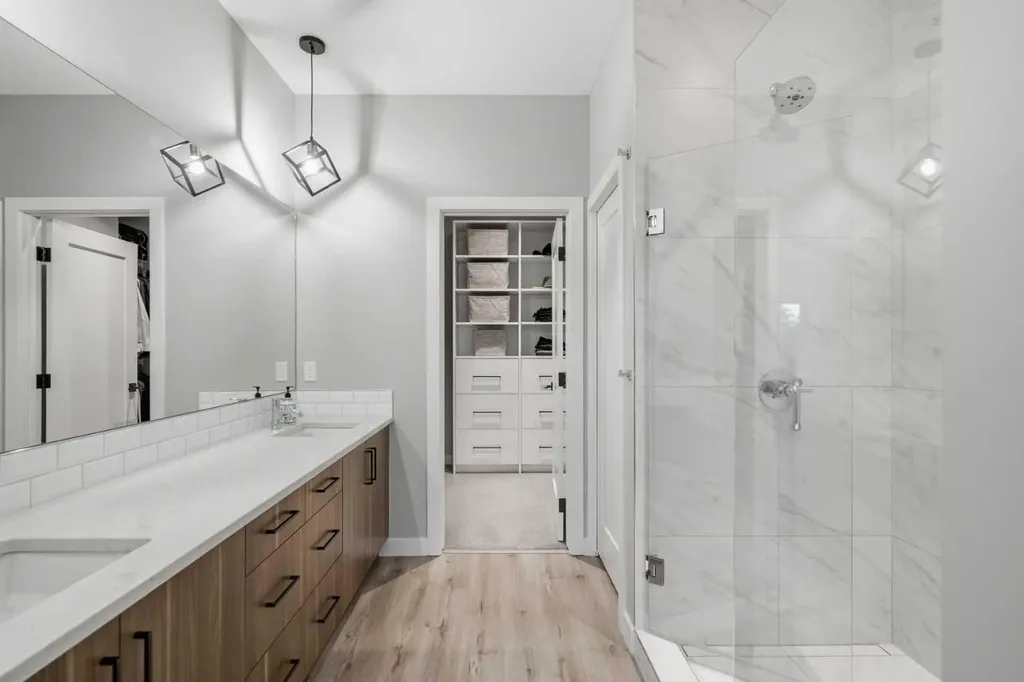 2009 12 Street NW Calgary AB T2M 4R3