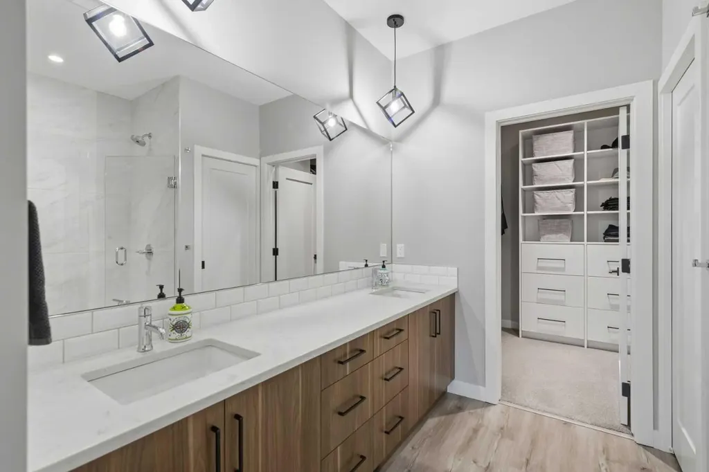 2009 12 Street NW Calgary AB T2M 4R3