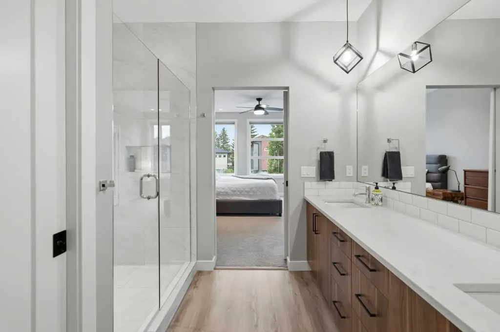 2009 12 Street NW Calgary AB T2M 4R3