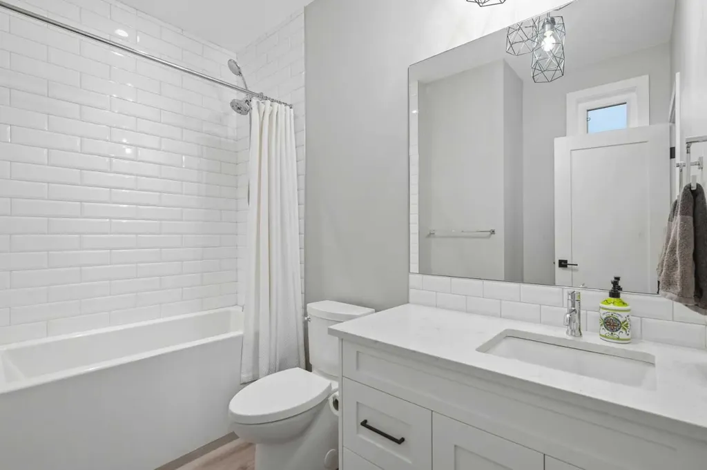 2009 12 Street NW Calgary AB T2M 4R3