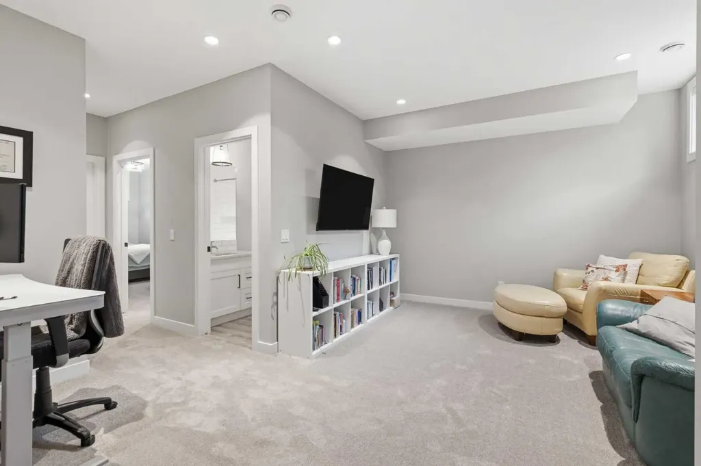 2009 12 Street NW Calgary AB T2M 4R3
