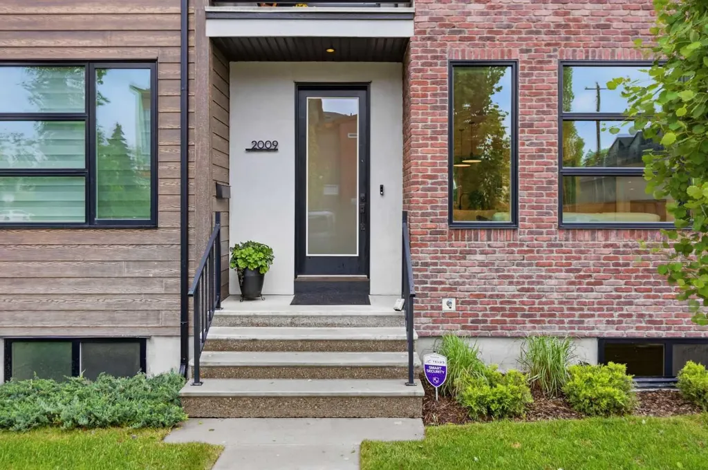 2009 12 Street NW Calgary AB T2M 4R3