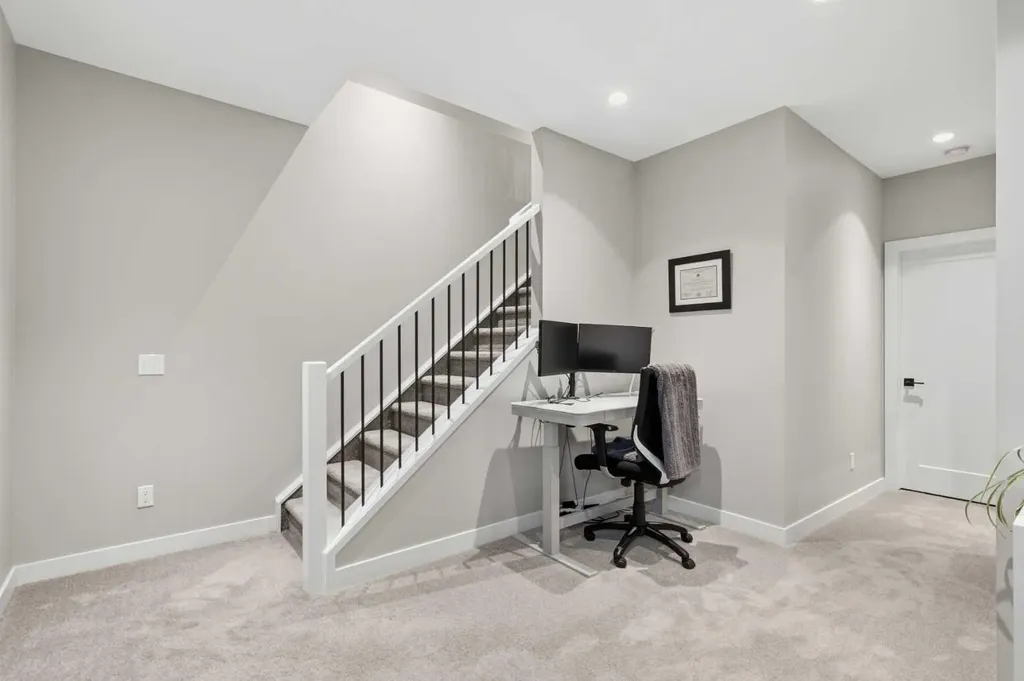 2009 12 Street NW Calgary AB T2M 4R3