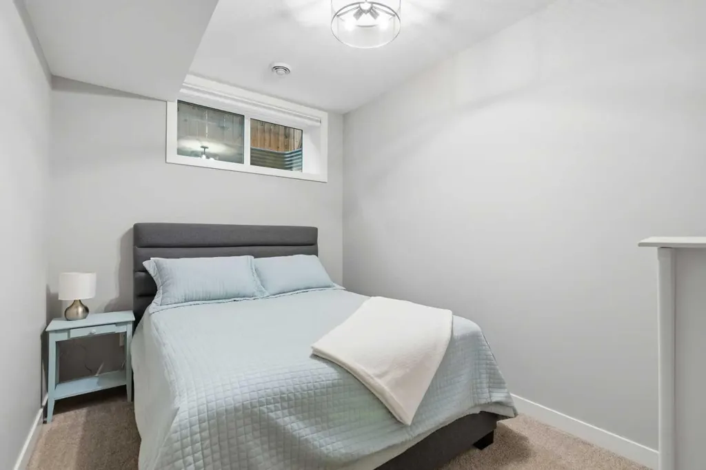 2009 12 Street NW Calgary AB T2M 4R3