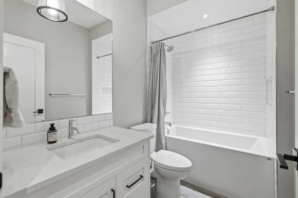 2009 12 Street NW Calgary AB T2M 4R3
