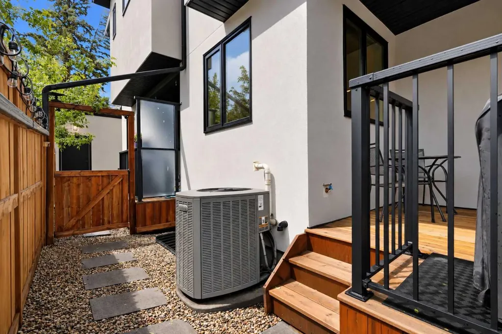 2009 12 Street NW Calgary AB T2M 4R3