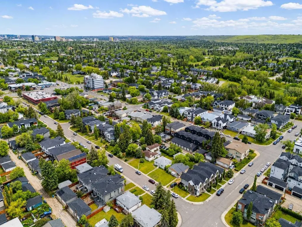 2009 12 Street NW Calgary AB T2M 4R3