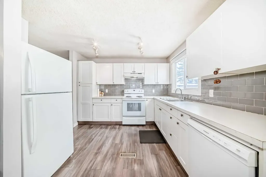 3745 Fonda Way SE Calgary AB T2A 5W7