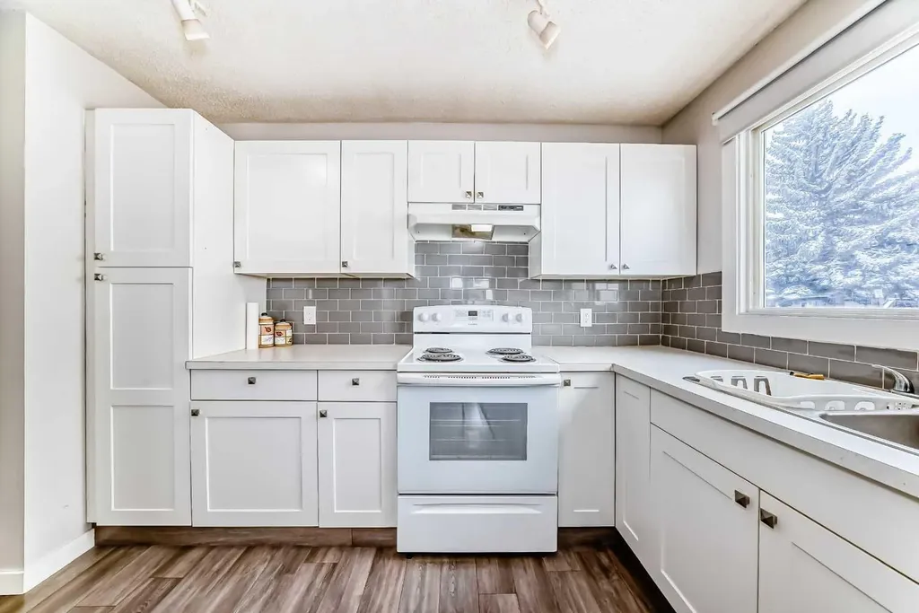 3745 Fonda Way SE Calgary AB T2A 5W7