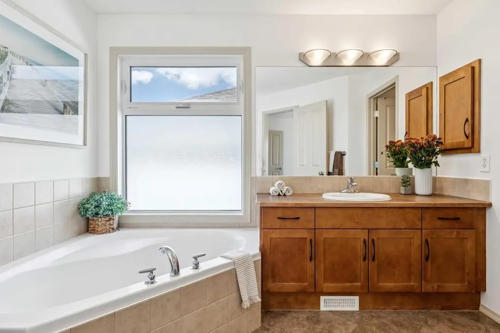 161 Kincora Park NW Calgary AB T3R 1L6