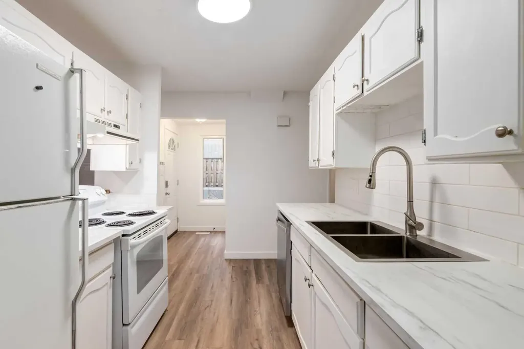 9803 24 Street SW Calgary AB T2V 1S5