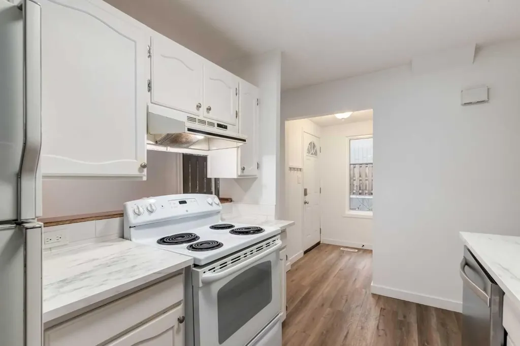 9803 24 Street SW Calgary AB T2V 1S5