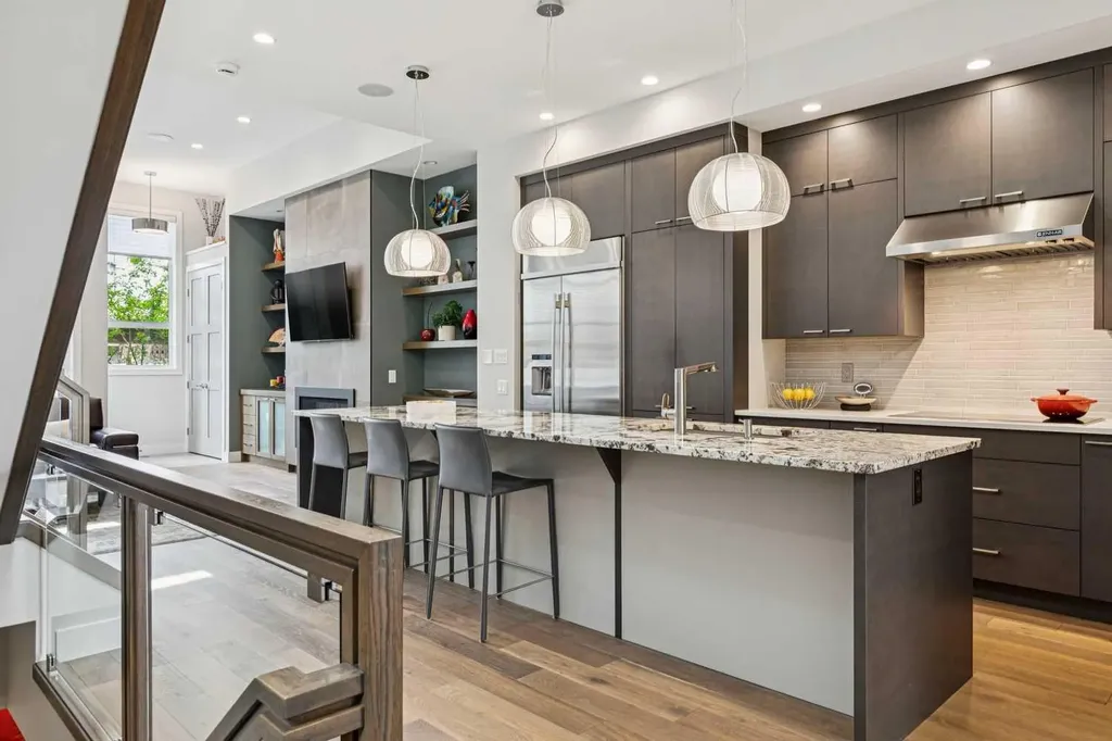 1714 Bowness Road NW Calgary AB T2N 3K2