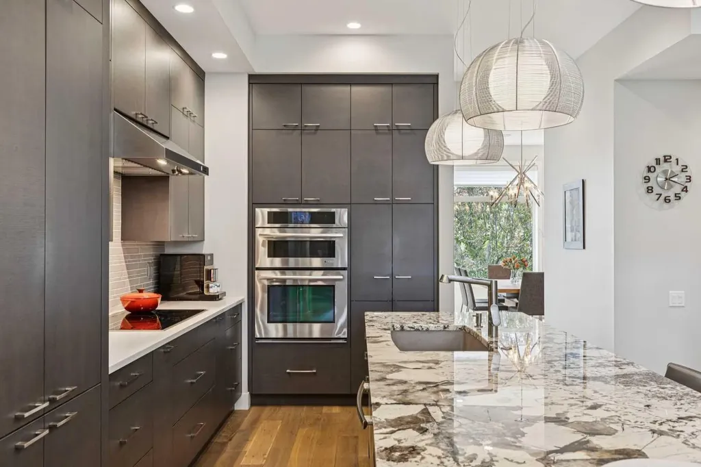 1714 Bowness Road NW Calgary AB T2N 3K2