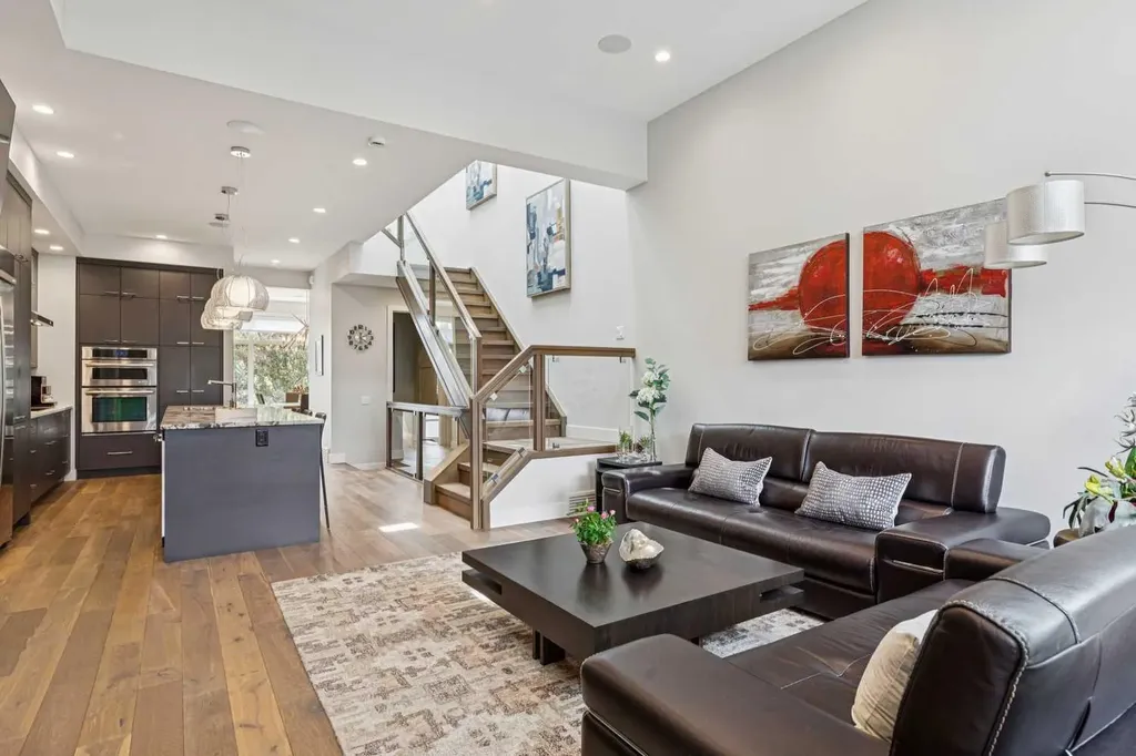 1714 Bowness Road NW Calgary AB T2N 3K2