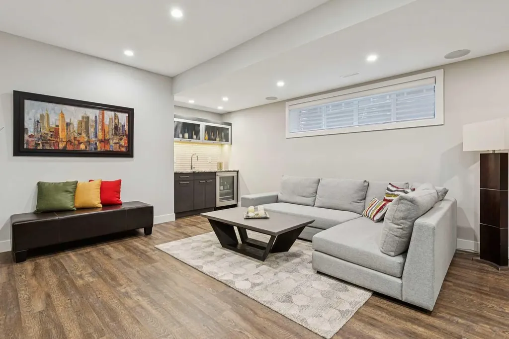 1714 Bowness Road NW Calgary AB T2N 3K2