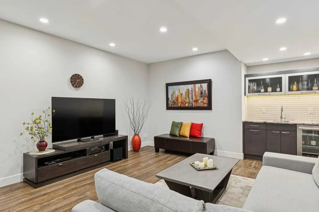 1714 Bowness Road NW Calgary AB T2N 3K2