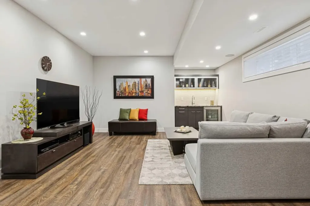 1714 Bowness Road NW Calgary AB T2N 3K2