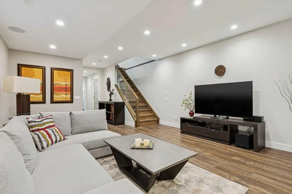 1714 Bowness Road NW Calgary AB T2N 3K2