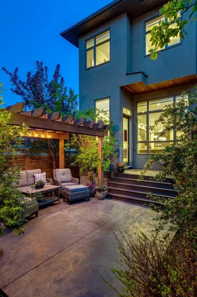 1714 Bowness Road NW Calgary AB T2N 3K2