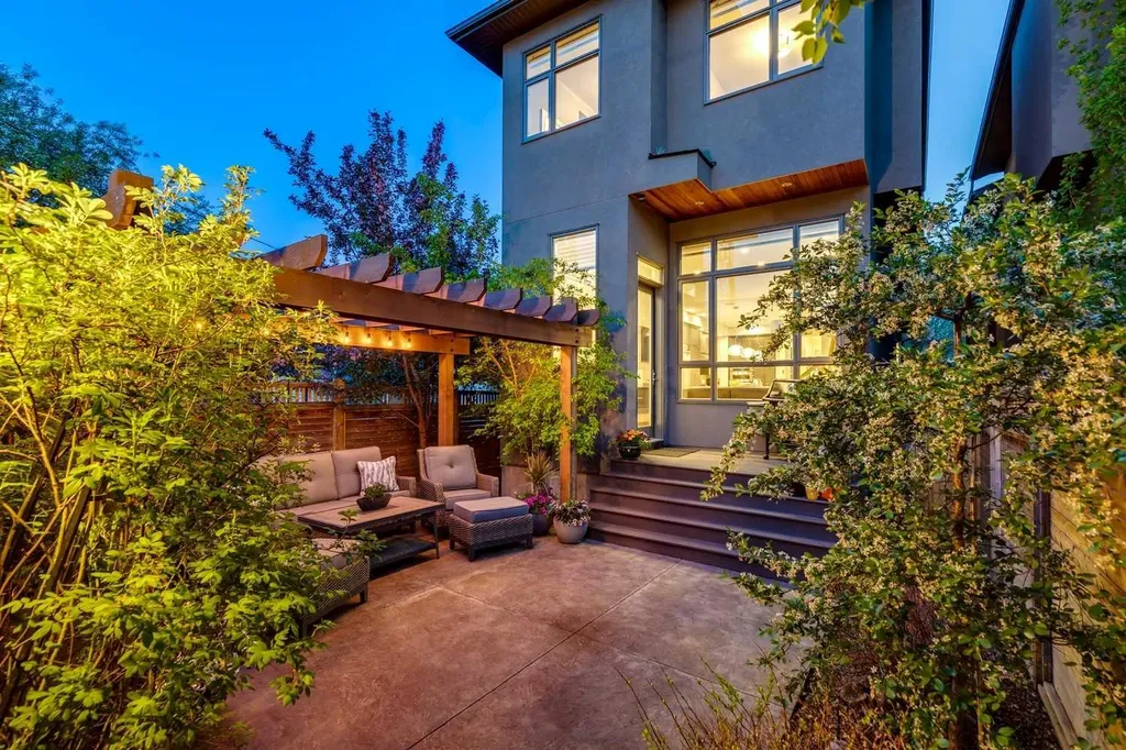 1714 Bowness Road NW Calgary AB T2N 3K2