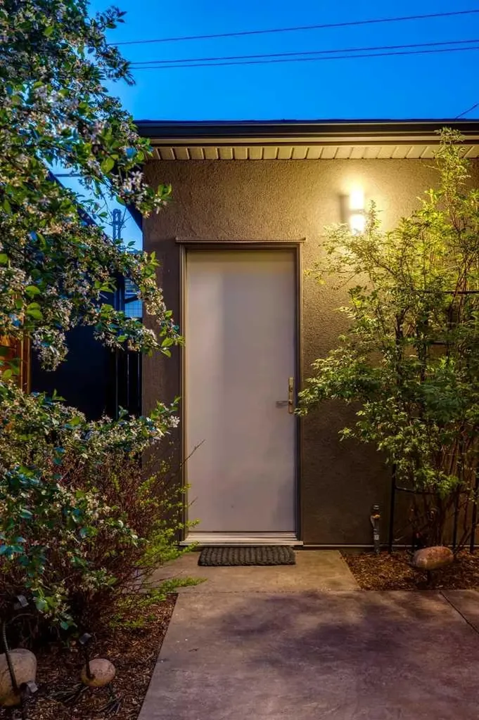 1714 Bowness Road NW Calgary AB T2N 3K2