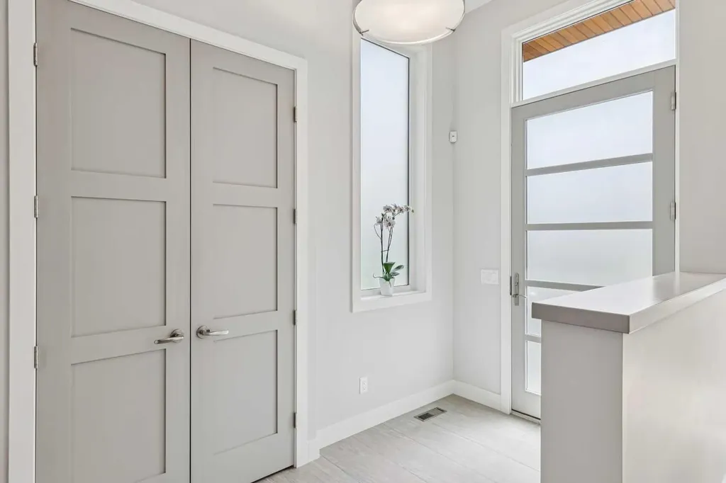 1714 Bowness Road NW Calgary AB T2N 3K2