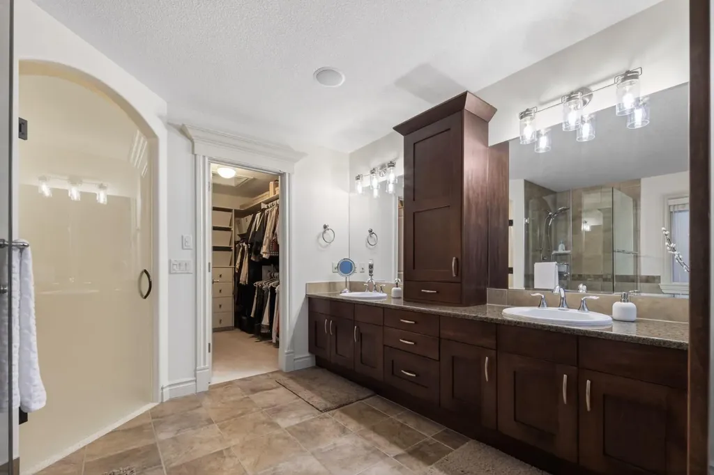 32 Aspen Meadows Manor SW Calgary AB T3H 5Z6