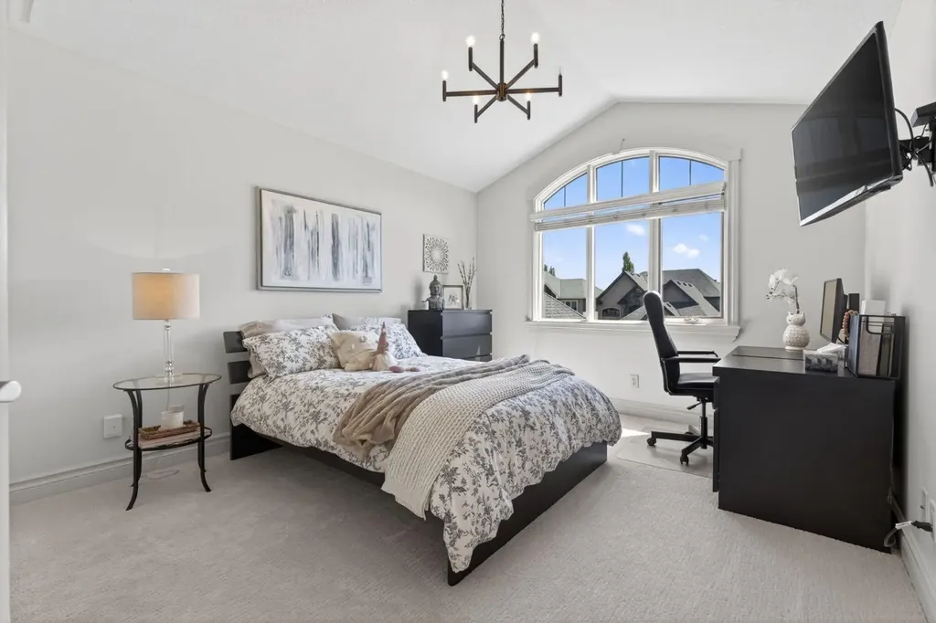 32 Aspen Meadows Manor SW Calgary AB T3H 5Z6
