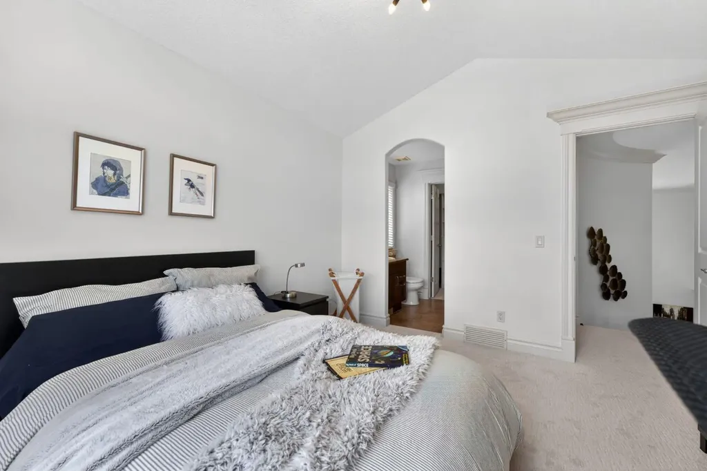 32 Aspen Meadows Manor SW Calgary AB T3H 5Z6