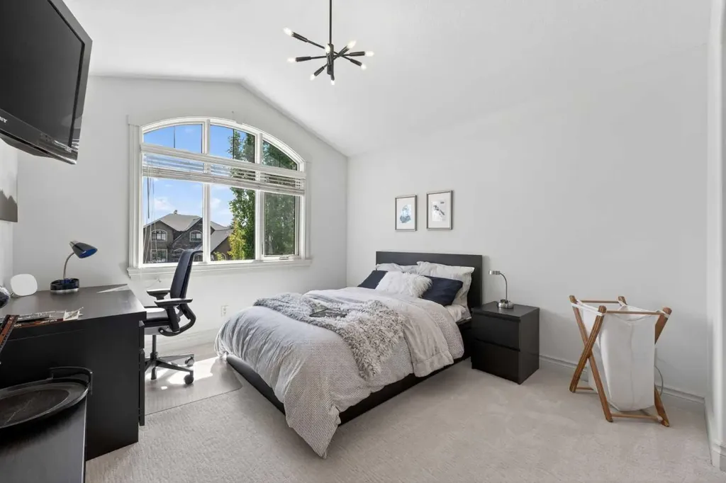 32 Aspen Meadows Manor SW Calgary AB T3H 5Z6