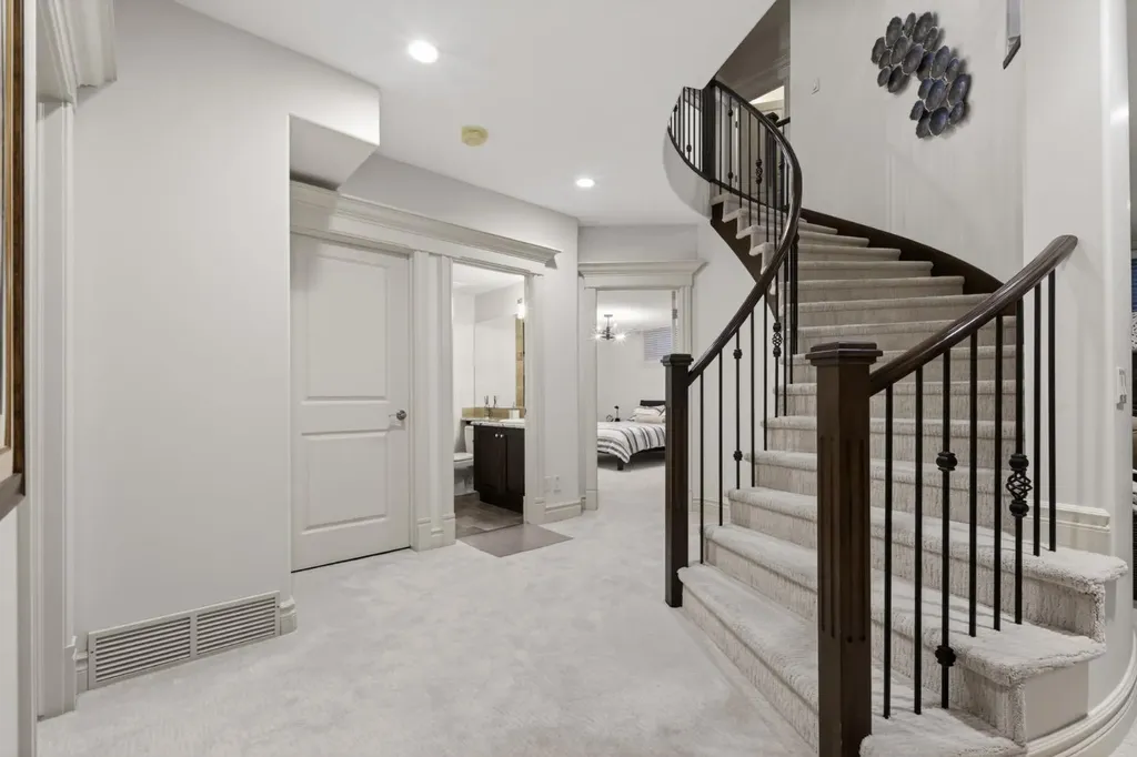 32 Aspen Meadows Manor SW Calgary AB T3H 5Z6