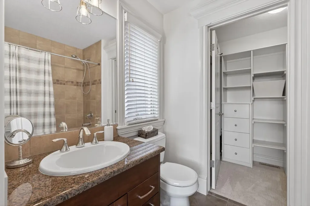 32 Aspen Meadows Manor SW Calgary AB T3H 5Z6