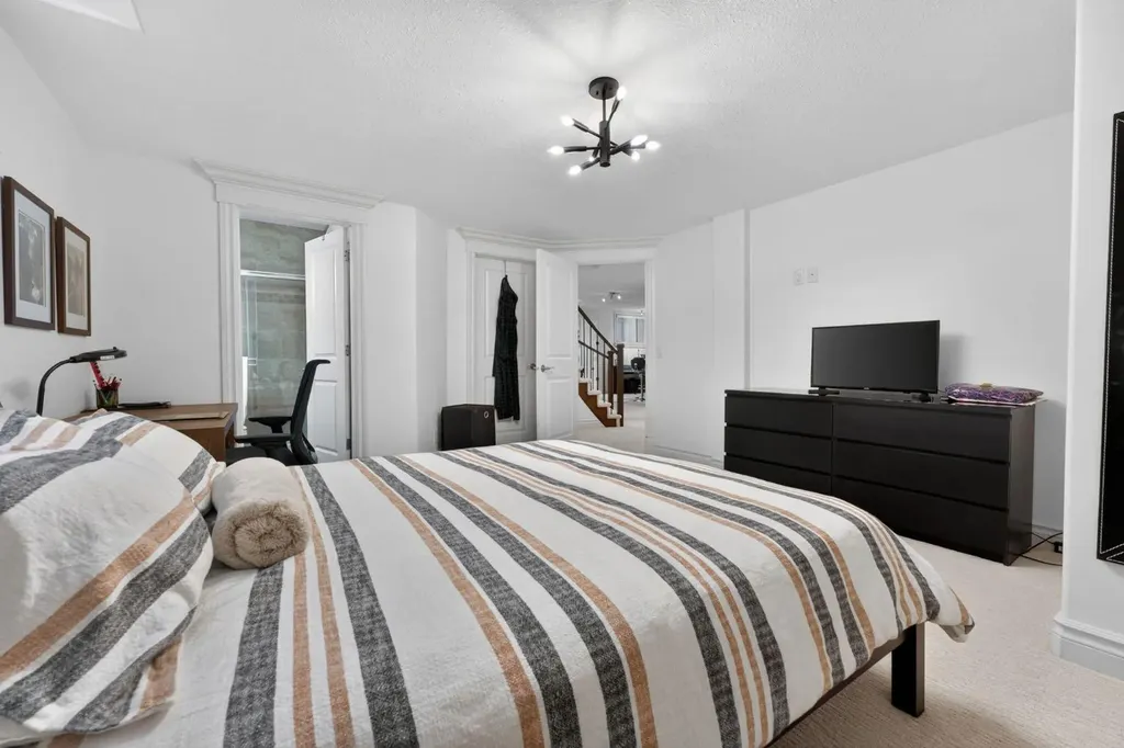 32 Aspen Meadows Manor SW Calgary AB T3H 5Z6