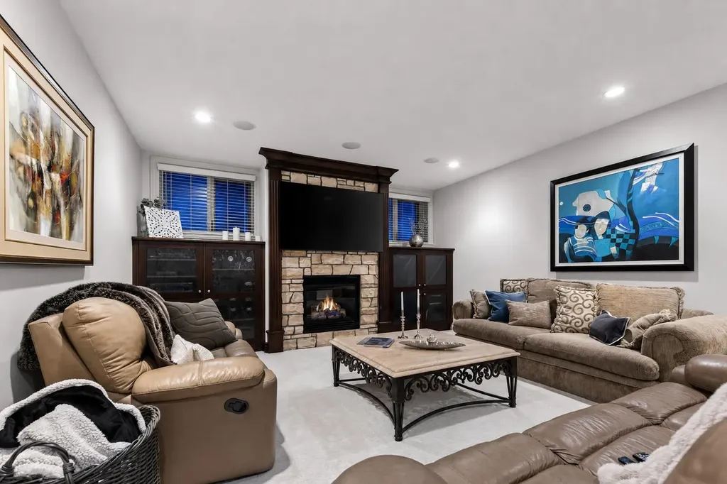32 Aspen Meadows Manor SW Calgary AB T3H 5Z6
