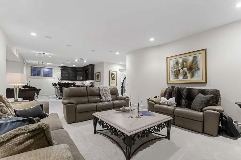 32 Aspen Meadows Manor SW Calgary AB T3H 5Z6