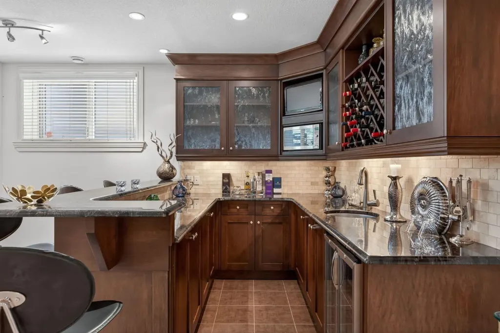 32 Aspen Meadows Manor SW Calgary AB T3H 5Z6