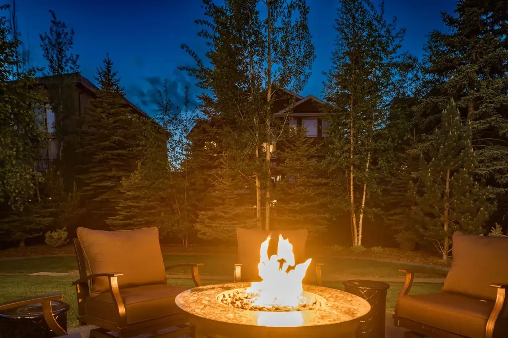32 Aspen Meadows Manor SW Calgary AB T3H 5Z6