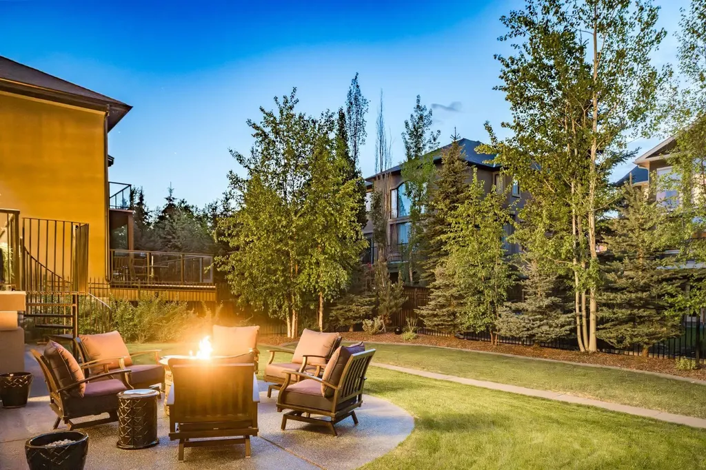 32 Aspen Meadows Manor SW Calgary AB T3H 5Z6