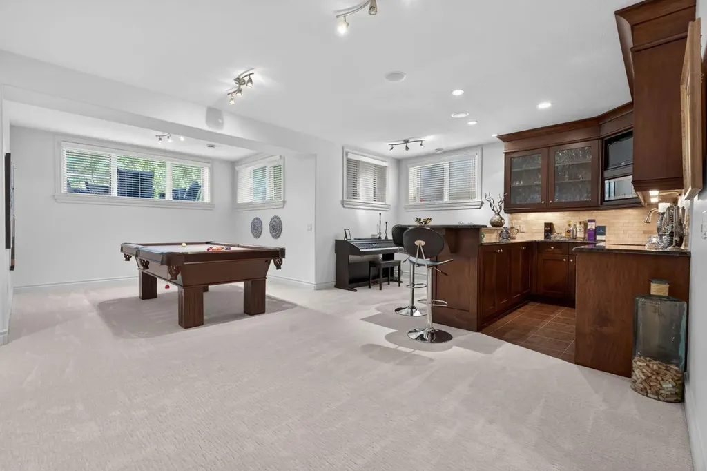 32 Aspen Meadows Manor SW Calgary AB T3H 5Z6