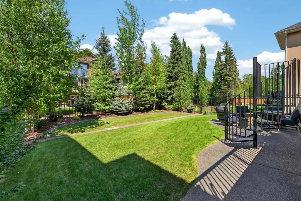 32 Aspen Meadows Manor SW Calgary AB T3H 5Z6