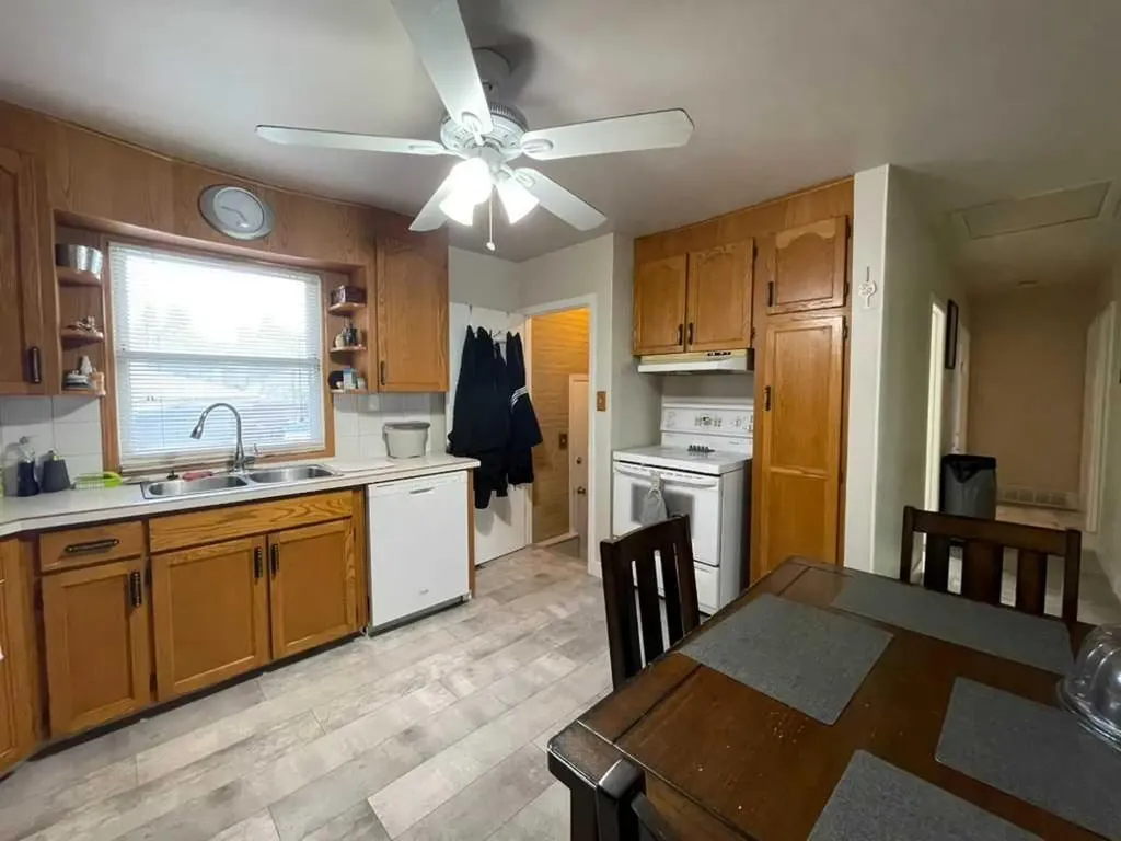 4803 Montana Crescent NW Calgary AB T3B 1E7