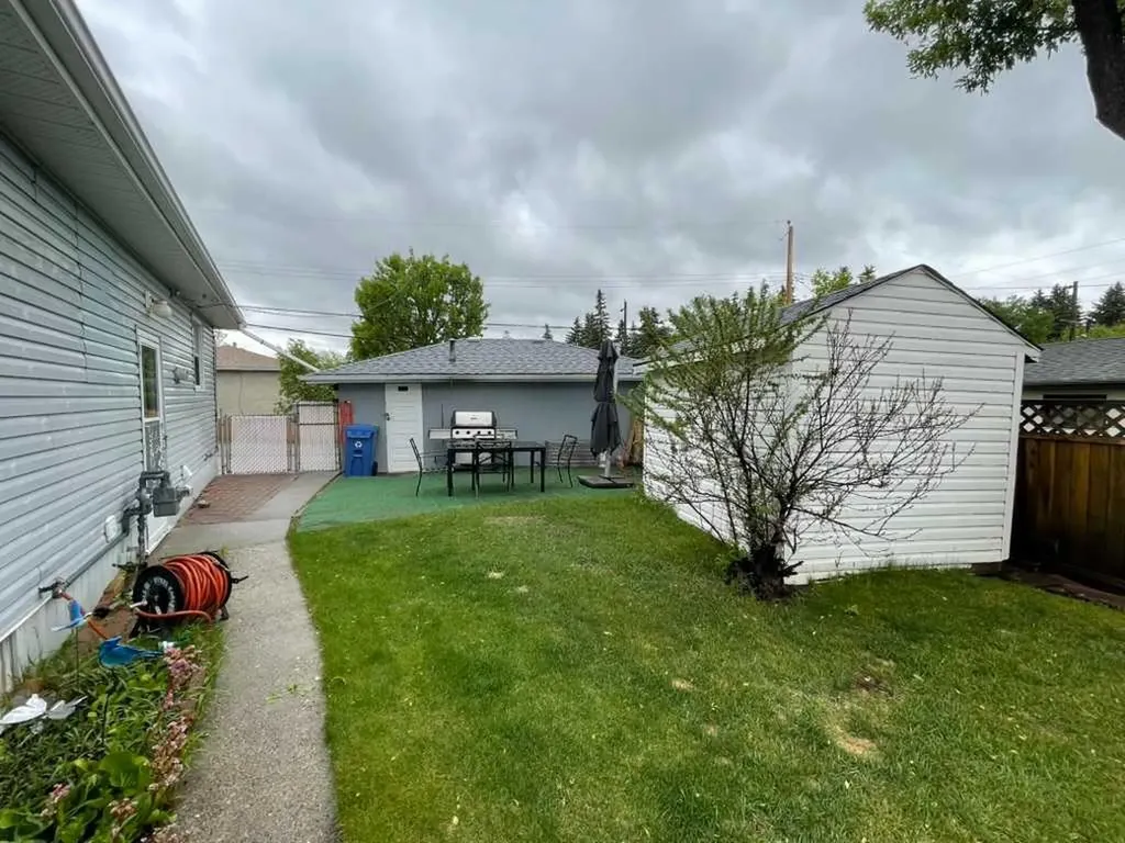 4803 Montana Crescent NW Calgary AB T3B 1E7