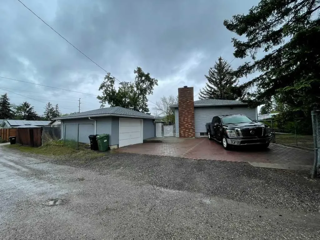 4803 Montana Crescent NW Calgary AB T3B 1E7