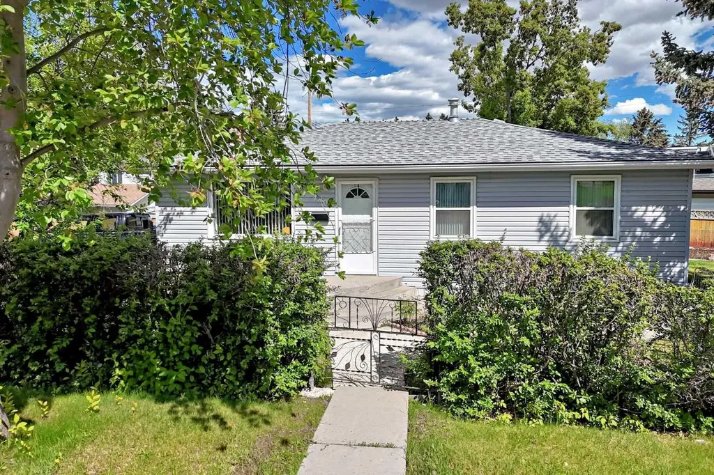 4803 Montana Crescent NW Calgary AB T3B 1E7