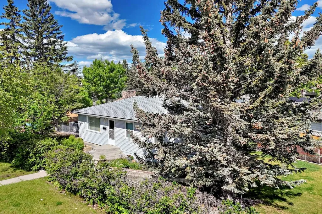4803 Montana Crescent NW Calgary AB T3B 1E7