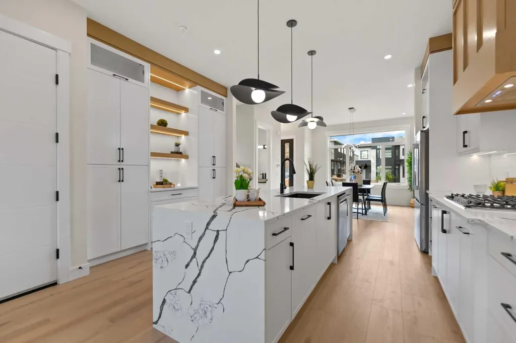 8106 47 Avenue NW Calgary AB T3B1Z5
